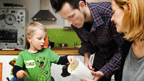 UTEN MELK OG GLUTEN: Ask, pappa Kjetil og mamma Une spiser nå samme mat. FOTO: Kristin Ellefsen UTEN MELK OG GLUTEN: Ask, pappa Kjetil og mamma Une spiser nå samme mat. FOTO: Kristin Ellefsen