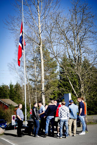 HALV STANG: Venner og kolleger møttes på Olympiatoppen i dag for å minnes Dale Oen. Foto: John T. Pedersen / Dagbladet HALV STANG: Venner og kolleger møttes på Olympiatoppen i dag for å minnes Dale Oen. Foto: John T. Pedersen / Dagbladet