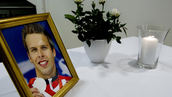 MINNEBORD: I respesjonen på Olympiatoppen sto det et bord med et bilde av Alexander Dale Oen, et lys og en blomst. Foto: John T. Pedersen / Dagbladet MINNEBORD: I respesjonen på Olympiatoppen sto det et bord med et bilde av Alexander Dale Oen, et lys og en blomst. Foto: John T. Pedersen / Dagbladet