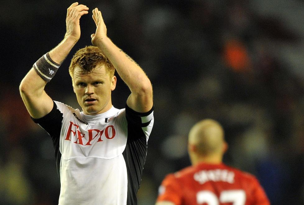 SPILTE MED ST�TTE TIL DALE OEN: John Arne Riise og Brede Hangeland spilte begge med svarte s�rgebind i kampen mot Liverpool. F�rstnevnte var sterkt delaktig i seiersm�let da han slo innlegget Martin Skrtel (i bakgrunnen) satte i eget nett.Foto: AFP PHOTO/PAUL ELLIS/NTB scanpix