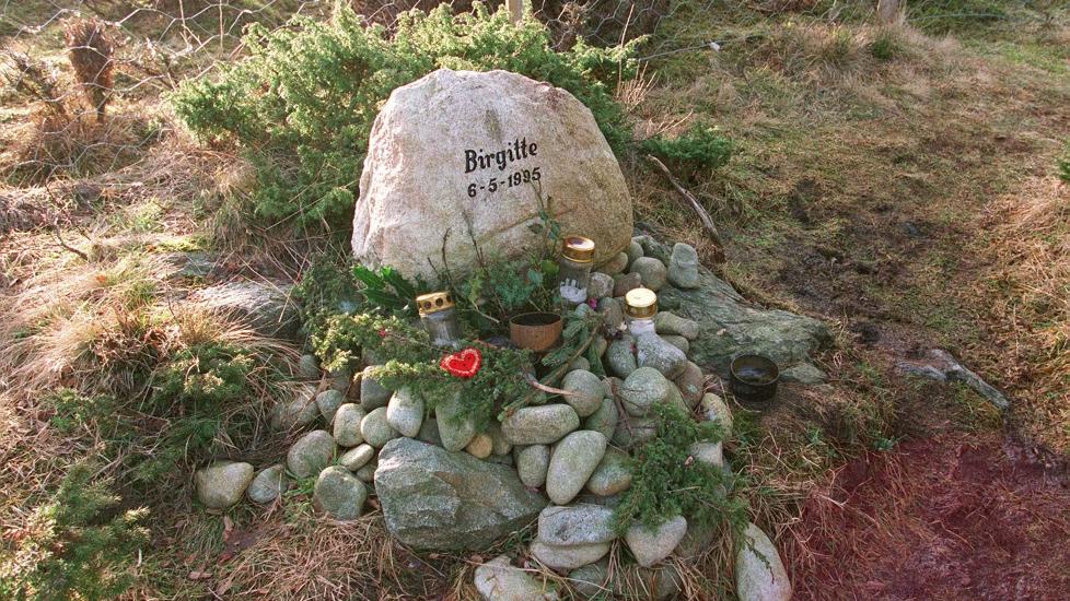 DNA-EKSPERTER: Britiske DNA-eksperter �nsker � analysere gamle bevis i Birgitte Tengs-saken. Bildet er av minnesteinen som ble reist av lokalsamfunnet p� stedet hvor Birgitte Tengs ble drept i 1995. Foto ALF OVE HANSEN / NTB SCANPIX