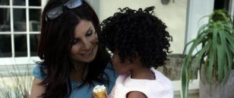 Satte l�sh�r p� sin nyadopterte datter Zoe (3)
