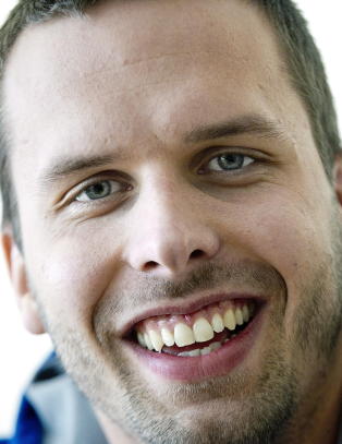 - Hvis ikke Alex f�r statlig begravelse, betaler vi den selv