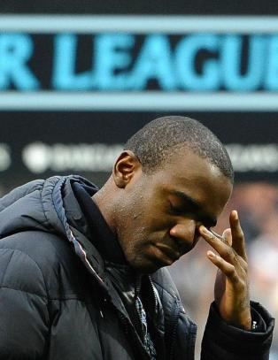 R�rt Muamba ble hyllet av fullsatt hjemmearena