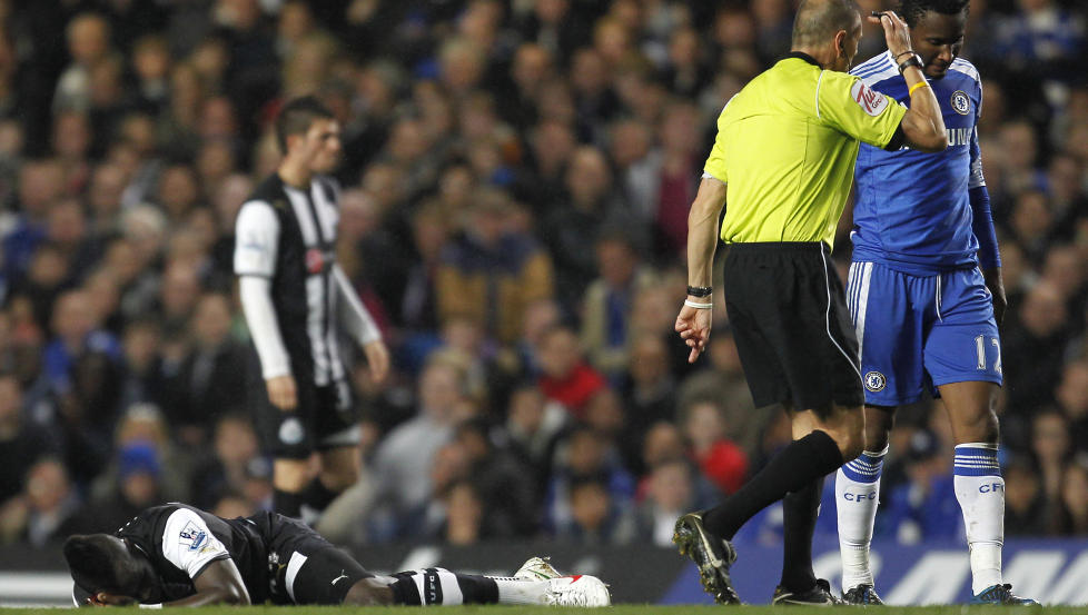 GROGGY: Cheik Tiot� m�tte b�res av banen etter duellen med John Obi Mikel, men TV 2s kommentator kunne melde at det heldigvis g�r bra med ivorianeren.Foto: SCANPIX/AFP/IAN KINGTON