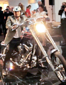 Her kj�rer Stordalen en spesialbygget motorsykkel p� 400 kg opp ei �lealaus rampe�