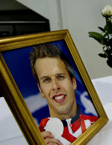 Mye papirarbeid f�r Alexander blir fraktet hjem