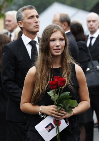 HEDRET MONICA: Jens Stoltenberg var til stede i Monica Bøseis begravelse, sammen med Helene - datteren til Bøsei og skipperen (48) som vitnet i Oslo tingrett i dag. Foto: Erlend Aas / NTB Scanpix POOL HEDRET MONICA: Jens Stoltenberg var til stede i Monica Bøseis begravelse, sammen med Helene - datteren til Bøsei og skipperen (48) som vitnet i Oslo tingrett i dag. Foto: Erlend Aas / NTB Scanpix POOL