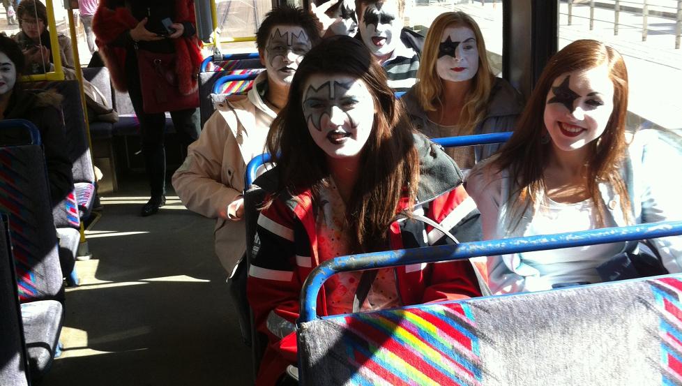 MINIARMY: Det var flere som hadde sminket seg som Kiss i Oslos kollektivtrafikk i dag. Foto: Privat.