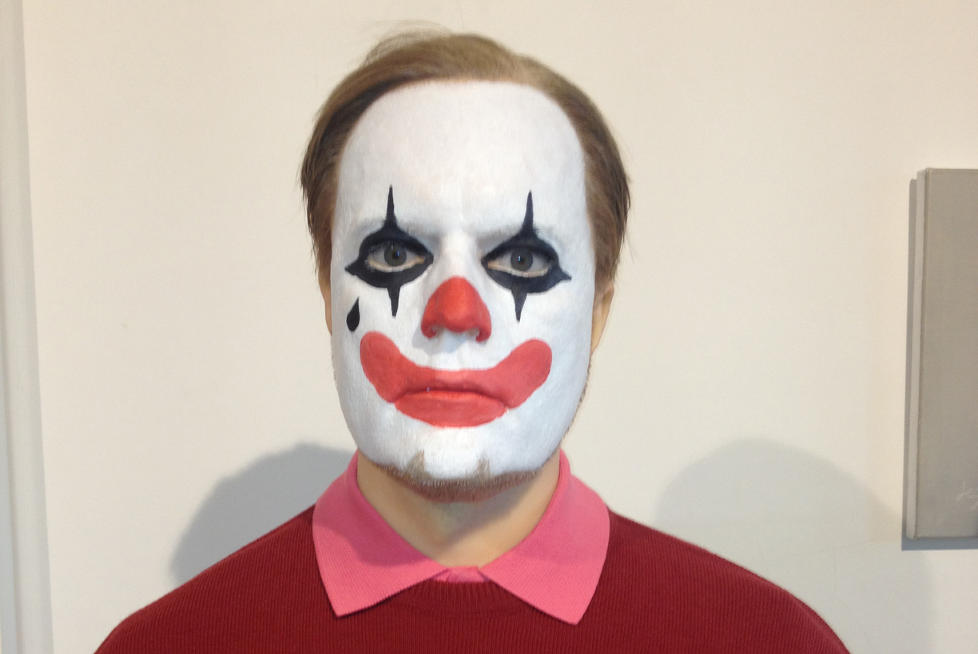 �THE CLOWN�: Morten Viskum provoserer med ny avst�pning av seg selv der han har trekk fra Breivik og klovnemaling i ansiktet. Foto: Morten Viskum