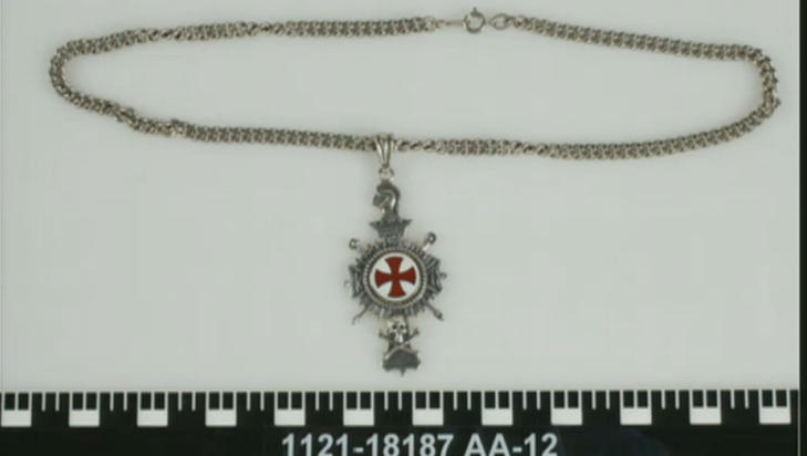 I BUKSELOMMA: Denne medaljongen ble funnet i Breiviks lomme. Breivik har hevdet han hadde symboler fra Knights Templar-organisasjonen med seg, men har gått tilbake på dette seinere. I BUKSELOMMA: Denne medaljongen ble funnet i Breiviks lomme. Breivik har hevdet han hadde symboler fra Knights Templar-organisasjonen med seg, men har gått tilbake på dette seinere.
