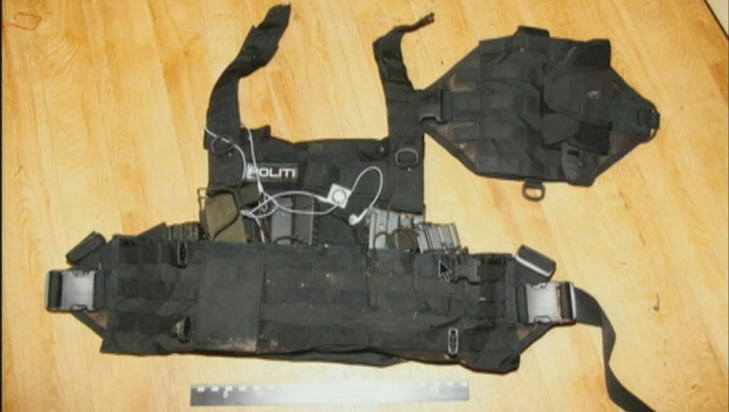 UTSTYRSVEST: Den politiuniform-lignende vesten der Breivik blant annet hadde ammunisjon og ipoden sin. UTSTYRSVEST: Den politiuniform-lignende vesten der Breivik blant annet hadde ammunisjon og ipoden sin.