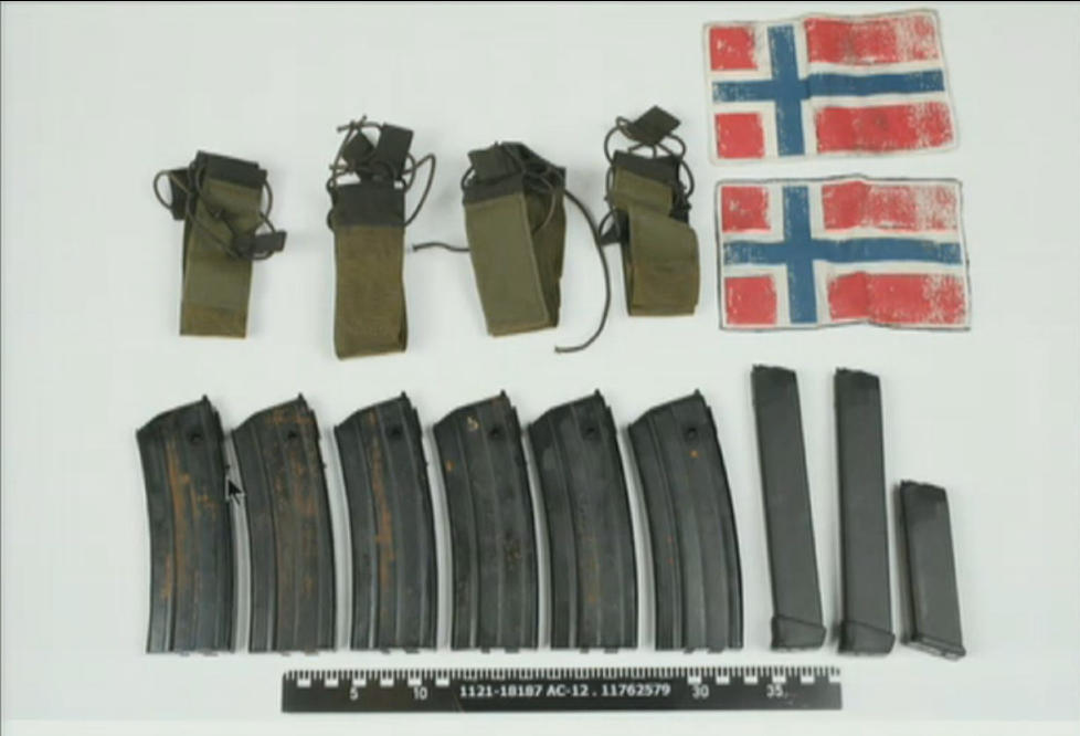 MANGE MAGASINER: Breivik hadde en rekke magasiner b�de til gev�ret og pistolen, samt flaggmerker.