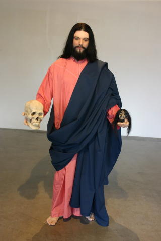 JESUS: I 2006 var avstøpningen av Viskum utkledd som Jesus. I hendene holder han en ekte hodeskalle og et ekte, skrumpet indianerhode. Foto: Harald Flor JESUS: I 2006 var avstøpningen av Viskum utkledd som Jesus. I hendene holder han en ekte hodeskalle og et ekte, skrumpet indianerhode. Foto: Harald Flor