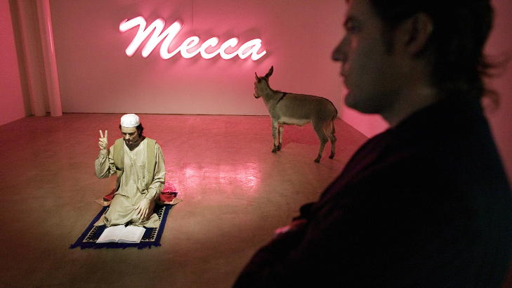 MUSLIM: I 2007 var kunstprosjektet et slags innlegg i islamdebatten. Han viser Mekka ryggen. Foto: Henning Lillegård MUSLIM: I 2007 var kunstprosjektet et slags innlegg i islamdebatten. Han viser Mekka ryggen. Foto: Henning Lillegård