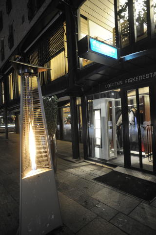 Oslo, 20090209: Robinson og Fredag besøker LOFOTEN fiskerestaurant. Inngangspartiet. Foto: Thomas Ramus Skaug / Dagbladet Oslo, 20090209: Robinson og Fredag besøker LOFOTEN fiskerestaurant. Inngangspartiet. Foto: Thomas Ramus Skaug / Dagbladet