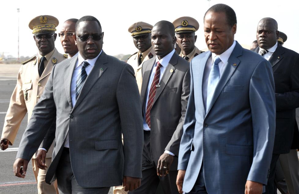 Senegals president Macky Sall (t.v.) og Burkina Fasos president Blaise Campaore ved ankomst til Dakar og ECOWAS-m�tet p� krisene i Mali og Guinea-Bissau. Foto: AFP PHOTO /  SEYLLOU / SCANPIX