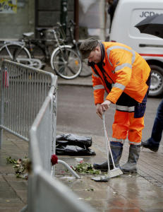 Rosene fjernes utenfor tinghuset