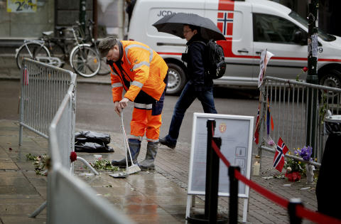 <b>FJERNER ROSENE:</b> Rosene og hilsenene som er lagt ned utenfor Oslo tinghus etter "Barn av regnbuen"-marsjen forrige fredag, blir nå fjernet.