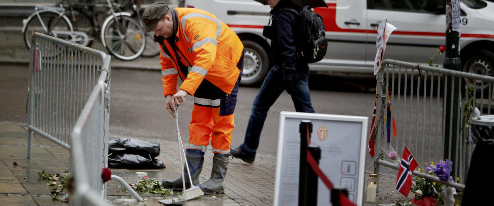 Rosene fjernes utenfor tinghuset