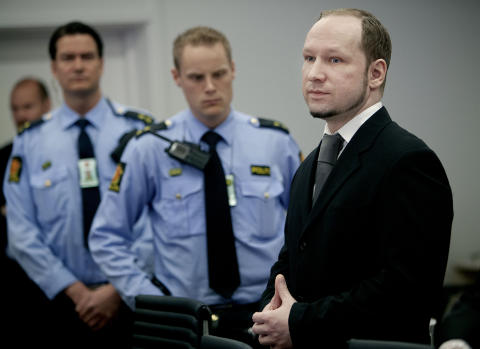 <b>FØLGER MED:</b> Anders Behring Breivik følger interessert med under gjennomgangen av dødsofrenes skader.