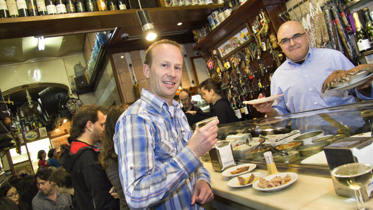 CAVA-GUIDE: Erik Holland tar seg gjerne en cava mens han forteller om historien bak drikken. Foto: FRAN FERNANDEZ