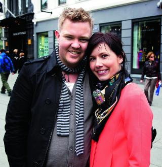 KRISTIN HALLERÅKER (28), STUDENT, OG DANIEL OLSSON (31), PILOT:
Bor i Oslo. Vært samboere i åtte år.
- I et forhold er det viktig å få tid til seg selv, sier Kristin.
- Det er også viktig å holde hender og kline mye, smiler Daniel.Foto: Steinar Buholm KRISTIN HALLERÅKER (28), STUDENT, OG DANIEL OLSSON (31), PILOT:
Bor i Oslo. Vært samboere i åtte år.
- I et forhold er det viktig å få tid til seg selv, sier Kristin.
- Det er også viktig å holde hender og kline mye, smiler Daniel.Foto: Steinar Buholm
