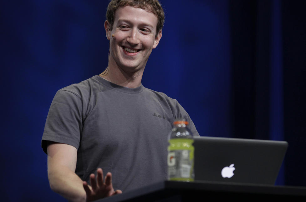 EN AV VERDENS RIKESTE: Mark Zuckerberg (27) sine aksjer i Facebook er verdt over 100 milliarder hvis aksjene blir s� godt mottatt i markedet som han regner med. Foto: Scanpix/AP Photo/Paul Sakuma