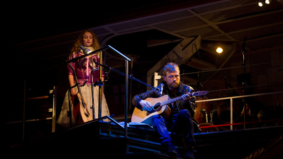 NYE JAKTMARKER: Damon Albarn framf�rer operaen �Dr Dee� i Manchester i fjor sommer, her med Victoria Cooper til venstre. Stykket er basert p� den mytiske Dr John Dee, som var dronning Elisabeth I's medisinske r�dgiver. Foto: Jon Super/AP/NTB Scanpix