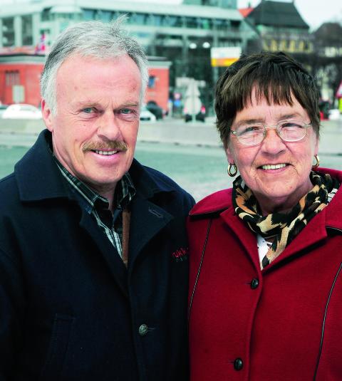 SØLVI YTTERMO (63), PENSJONIST, OG SVEIN YTTERMO (67), PENSJONIST:
Bor i Harstad. Vært gift i 46 år.
- Det viktigste i et forhold er å ta vare på hverandre og være tålmodige med hverandre, sier Svein.
- Vi har vært gift i 46 år og jeg syns jeg skal ha honnør for det, spøker Sølvi.Foto: Steinar Buholm SØLVI YTTERMO (63), PENSJONIST, OG SVEIN YTTERMO (67), PENSJONIST:
Bor i Harstad. Vært gift i 46 år.
- Det viktigste i et forhold er å ta vare på hverandre og være tålmodige med hverandre, sier Svein.
- Vi har vært gift i 46 år og jeg syns jeg skal ha honnør for det, spøker Sølvi.Foto: Steinar Buholm