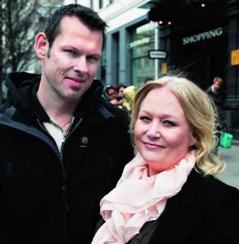 ELIN VINTEREIDET (33), INGENIØR, OG RUNE KVAMME (41), ELEKTRIKER:
Bor i Ålesund. Vært samboere i 14 år.
- Man må tenke på at man er to og må derfor være snille med hverandre, og huske at begge skal ha det godt, sier Elin.
- Ikke vært egoistisk, sier Rune.Foto: Steinar Buholm ELIN VINTEREIDET (33), INGENIØR, OG RUNE KVAMME (41), ELEKTRIKER:
Bor i Ålesund. Vært samboere i 14 år.
- Man må tenke på at man er to og må derfor være snille med hverandre, og huske at begge skal ha det godt, sier Elin.
- Ikke vært egoistisk, sier Rune.Foto: Steinar Buholm