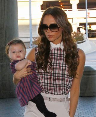 MOTERIKTIG: Victoria Beckhams datter Harper har til tross for sine ni måneder allerede rukket å bli litt av en fashionista. Her er hun ikledd kjole fra Marc Jacobs og strømpebukse fra Chloé. Foto: Bulls MOTERIKTIG: Victoria Beckhams datter Harper har til tross for sine ni måneder allerede rukket å bli litt av en fashionista. Her er hun ikledd kjole fra Marc Jacobs og strømpebukse fra Chloé. Foto: Bulls
