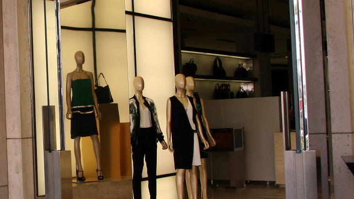 SHOPPING: Har du råd til å handle på Rodeo Drive, kan du velge og vrake blant de aller største motemerkene. Her finnes blant annet Gucci, Dior og Tom Ford. Foto: Kirsten M. Buzzi SHOPPING: Har du råd til å handle på Rodeo Drive, kan du velge og vrake blant de aller største motemerkene. Her finnes blant annet Gucci, Dior og Tom Ford. Foto: Kirsten M. Buzzi