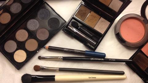BL� KAJAL: Mona Iversen bruker blant annet bl� kajal p� Hanne S�rvaag for � f� frem fargen p� �ynene hennes. Foto: Katrine Wergeland.