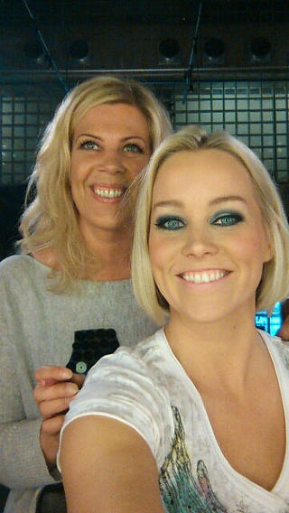 SMINK�R: Mona Iversen legger sminken p� Hanne S�rvaag til �The Voice�. Foto: Katrine Wergeland