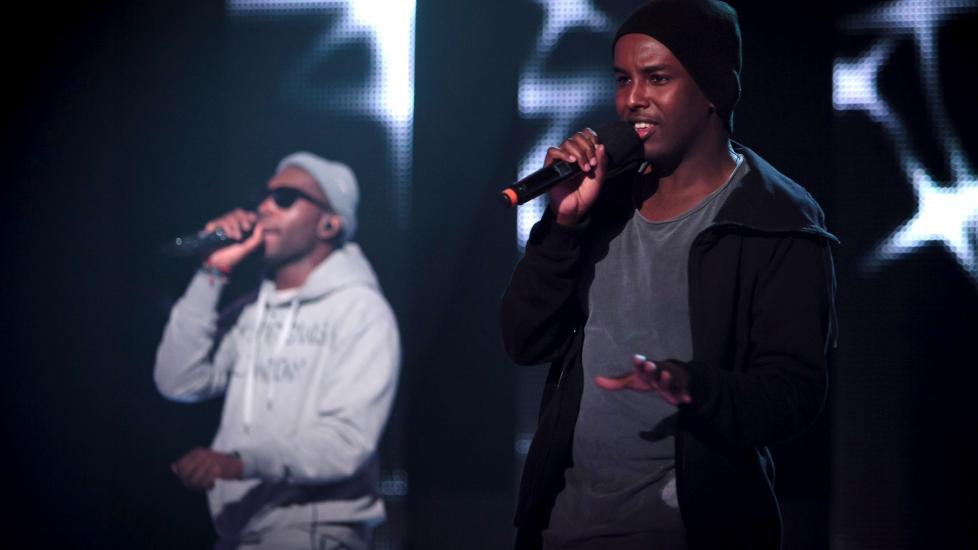 P� SCENEN: Tinie Tempah har lagd hitten �Written in the Stars�. I kveld fremf�rer han den p� The Voice sammen med Omar Ahmedvar. Her er de fotografert under pr�vene. Foto: Robert Dreier T. Holand / TV2