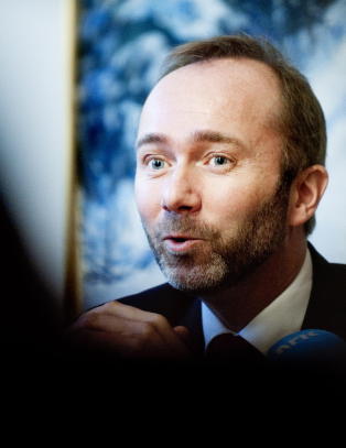 - Som kulturminister burde jeg v�rt n�yere p� � sjekke habiliteten