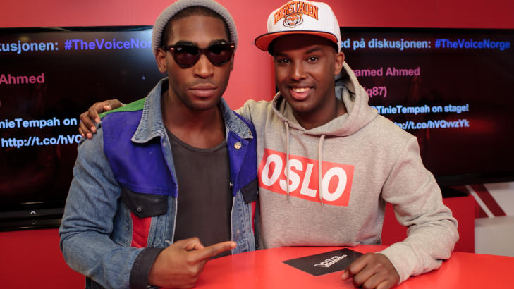 KOMPISPOSERING: F�r sendinga var det tid for en kameratslig h�nd rundt skuldra p� Tinie Tempah. Foto: Robert Dreier T. Holand / TV2