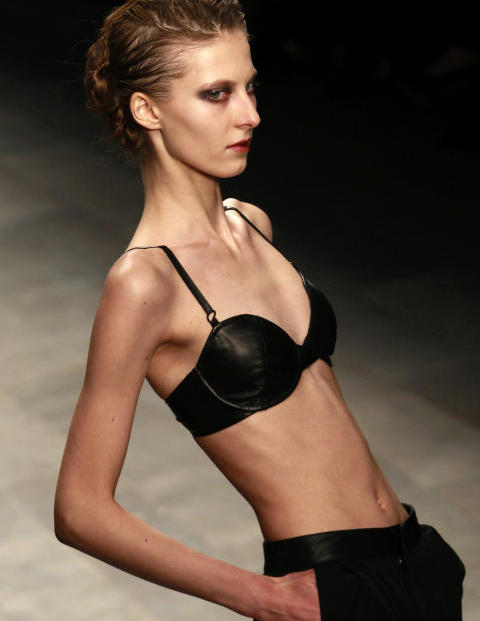 CATWALKEN: Syltynne Martyna Budna gikk p� catwalken under London Fashion Week i fjor. Foto: Pa Photos / SCANPIX