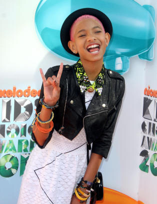 Willow Smith (11) sniker i køen hos Fam Irvoll