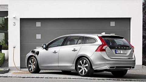 UTEN ANGST: Mange vil i dag holde en knapp på plug-in-hybriden, som i det store og hele kan kjøres som elbil lokalt, samtidig som den såkalte rekkevidde-angsten ikke er noe tema. Foto: Magnus Cramer UTEN ANGST: Mange vil i dag holde en knapp på plug-in-hybriden, som i det store og hele kan kjøres som elbil lokalt, samtidig som den såkalte rekkevidde-angsten ikke er noe tema. Foto: Magnus Cramer