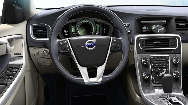 ANNERLEDES: Dashbordet i hybridversjonen av V60 er en smule annerledes enn hos en vanlig modell. Foto: Magnus Cramer ANNERLEDES: Dashbordet i hybridversjonen av V60 er en smule annerledes enn hos en vanlig modell. Foto: Magnus Cramer
