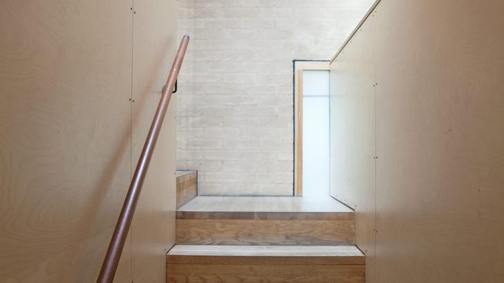 KULT MED KRYSSFINER: Flere av de mindre rommene i huset er kledd med vakre og slitesterke kryssfinerplater. Her ser du trappen som leder opp til den lange, smale buegangen i annen etasje. Foto: Sandra Aslaksen KULT MED KRYSSFINER: Flere av de mindre rommene i huset er kledd med vakre og slitesterke kryssfinerplater. Her ser du trappen som leder opp til den lange, smale buegangen i annen etasje. Foto: Sandra Aslaksen