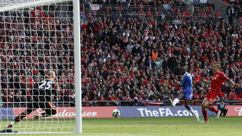 GJETTET FEIL: Pepe Reina tok en råsjanse da José Enrique slapp Ramires igjennom aleine, og ble straffet da ballen snek seg inn i nærmeste hjørne.Foto: REUTERS/Phil Noble/NTB scanpix GJETTET FEIL: Pepe Reina tok en råsjanse da José Enrique slapp Ramires igjennom aleine, og ble straffet da ballen snek seg inn i nærmeste hjørne.Foto: REUTERS/Phil Noble/NTB scanpix