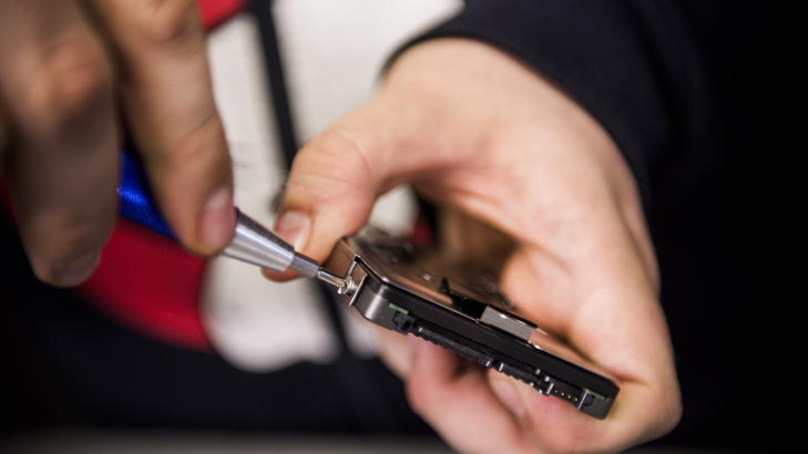 SSD: Til sammen måtte vi skru fem skruer ut og inn for å få gjennomført vårt bytte. Foto: Håkon Eikesdal. SSD: Til sammen måtte vi skru fem skruer ut og inn for å få gjennomført vårt bytte. Foto: Håkon Eikesdal.
