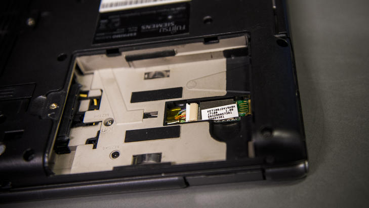 TOMT: I dette tomrommet skal den nye harddisken settes inn. Husk at dette kan være annerledes på din PC. Foto: Håkon Eikesdal TOMT: I dette tomrommet skal den nye harddisken settes inn. Husk at dette kan være annerledes på din PC. Foto: Håkon Eikesdal