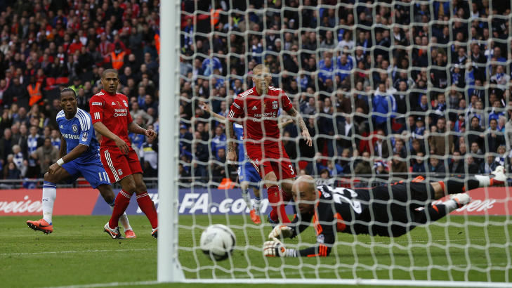MATCHVINNER FOR TREDJE GANG: Med sitt 2-0 mål ble Didier Drogba matchvinner for Chelsea i FA-cupfinalen for tredje gang i karrieren. Det var også den fjerde finalen han scoret i, noe som er rekord.Foto: Reuters/Eddie Keogh/NTB scanpix MATCHVINNER FOR TREDJE GANG: Med sitt 2-0 mål ble Didier Drogba matchvinner for Chelsea i FA-cupfinalen for tredje gang i karrieren. Det var også den fjerde finalen han scoret i, noe som er rekord.Foto: Reuters/Eddie Keogh/NTB scanpix