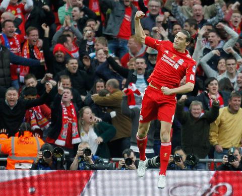 STRÅLENDE INNHOPP: Andy Carroll kom inn og satte fart på et til da tamt Liverpool-lag. 23-åringen tente håpet med sin scoring etter 64 minutter.Foto: AFP PHOTO/IAN KINGTON/NTB scanpix STRÅLENDE INNHOPP: Andy Carroll kom inn og satte fart på et til da tamt Liverpool-lag. 23-åringen tente håpet med sin scoring etter 64 minutter.Foto: AFP PHOTO/IAN KINGTON/NTB scanpix