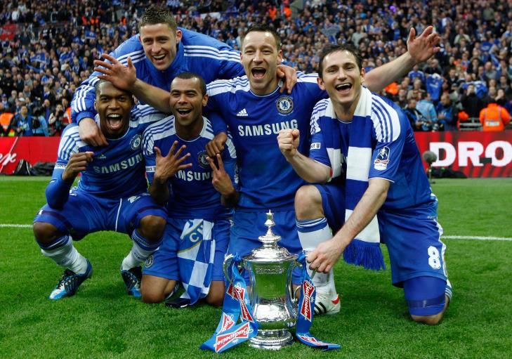 SJU TRIUMFER: Daniel Sturridge (f.v.), Gary Cahill, Ashley Cole, John Terry og Frank Lampard jubler med Chelseas sjuende FA-cuppokal. Cole vant for øvrig også sin sjuende tittel (tre med Arsenal, fire med Chelsea), noe som er mest av samtlige gjennom historien.Foto: AFP PHOTO/IAN KINGTON/NTB scanpix SJU TRIUMFER: Daniel Sturridge (f.v.), Gary Cahill, Ashley Cole, John Terry og Frank Lampard jubler med Chelseas sjuende FA-cuppokal. Cole vant for øvrig også sin sjuende tittel (tre med Arsenal, fire med Chelsea), noe som er mest av samtlige gjennom historien.Foto: AFP PHOTO/IAN KINGTON/NTB scanpix
