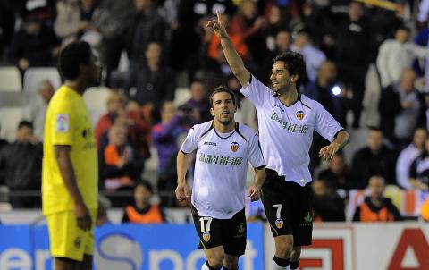 SIKRET CHAMPIONS LEAGUE: Valencia er direktekvalifisert til Champions League neste sesong etter Jonas' (t.h.) seine scoring mot Villarreal.Foto: AFP PHOTO/ JOSE JORDAN/NTB scanpix SIKRET CHAMPIONS LEAGUE: Valencia er direktekvalifisert til Champions League neste sesong etter Jonas' (t.h.) seine scoring mot Villarreal.Foto: AFP PHOTO/ JOSE JORDAN/NTB scanpix